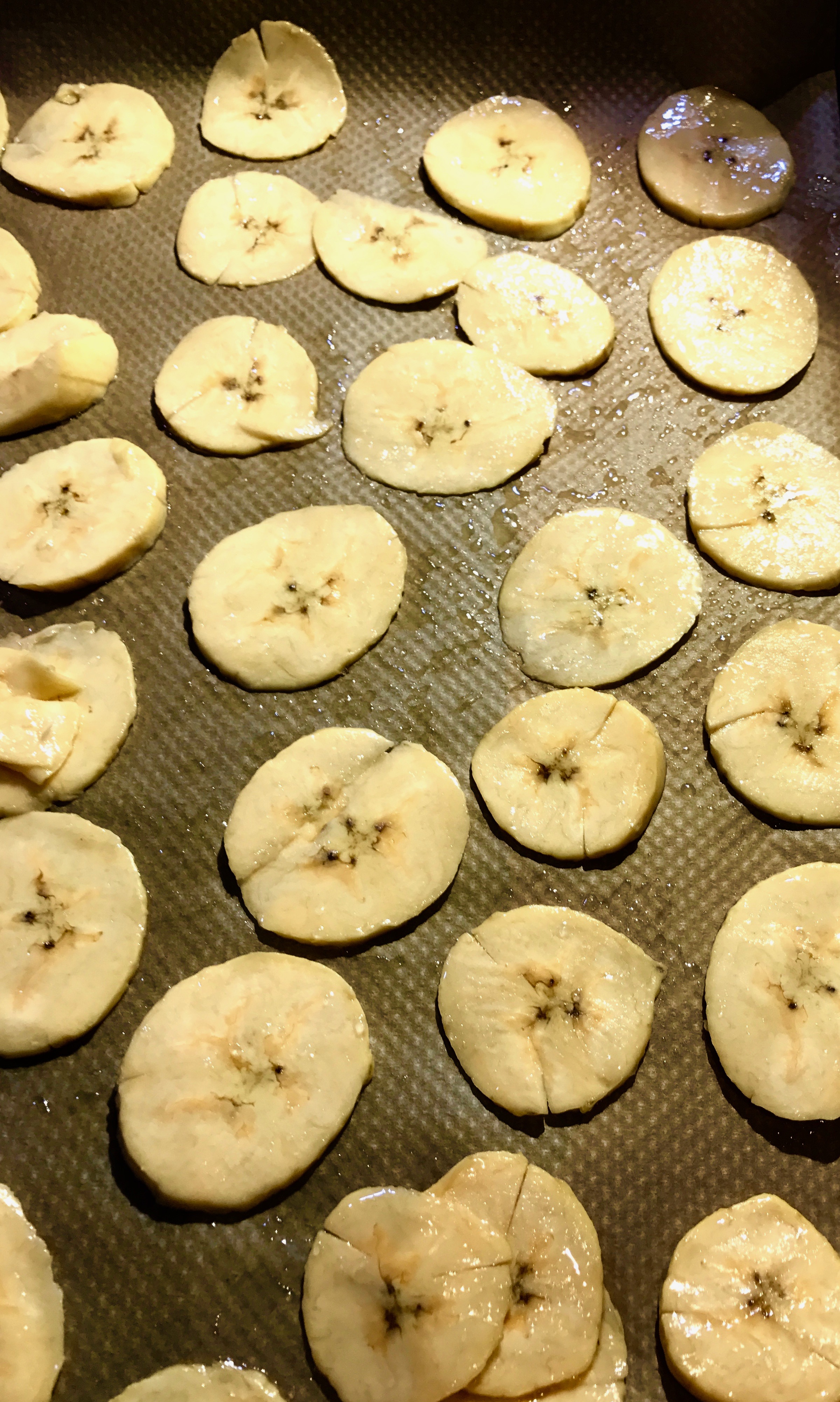 Kochbananen-Chips auf Backblech